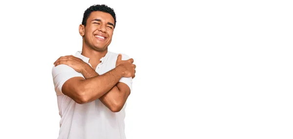 Egy Fiatal Arab Férfi Alkalmi Ruhában Ölelkezik Boldogan Pozitívan Mosolygós — Stock Fotó
