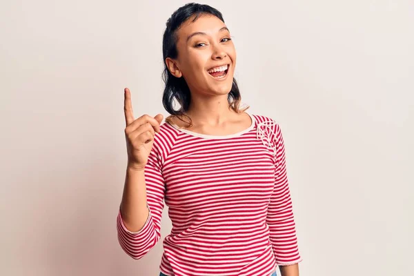 Mujer Joven Vistiendo Ropa Casual Sonriendo Con Una Idea Pregunta — Foto de Stock