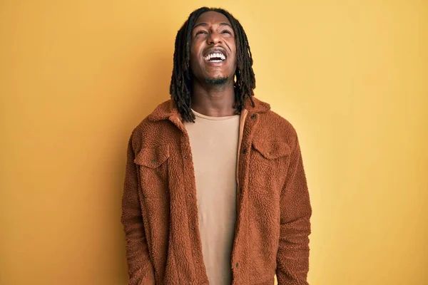 Hombre Afroamericano Con Trenzas Con Chaqueta Retro Marrón Enojado Loco —  Fotos de Stock