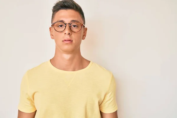 Ein Junger Hispanischer Junge Lässiger Kleidung Und Brille Mit Ernstem — Stockfoto