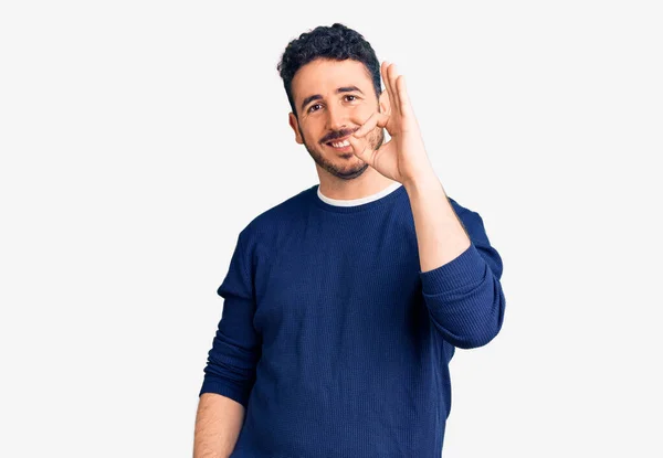 Ung Hispanic Mann Fritidsklær Smilende Positiv Gjør Skilt Med Hånd – stockfoto