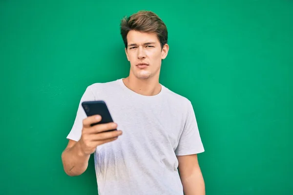 Giovane Uomo Caucasico Con Espressione Grave Utilizzando Smartphone Città — Foto Stock