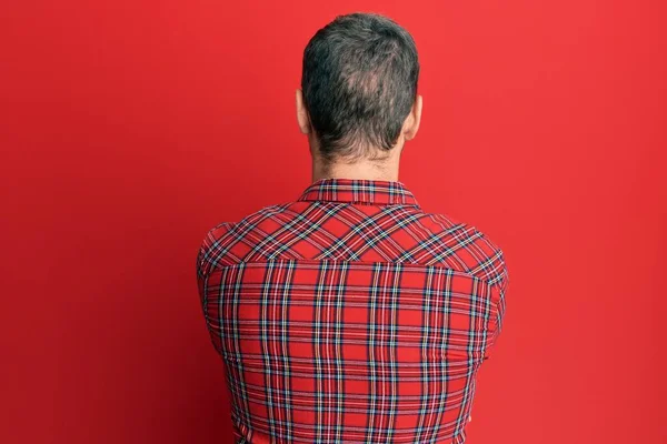 Knappe Blanke Man Met Casual Rood Tshirt Naar Achteren Kijkend — Stockfoto