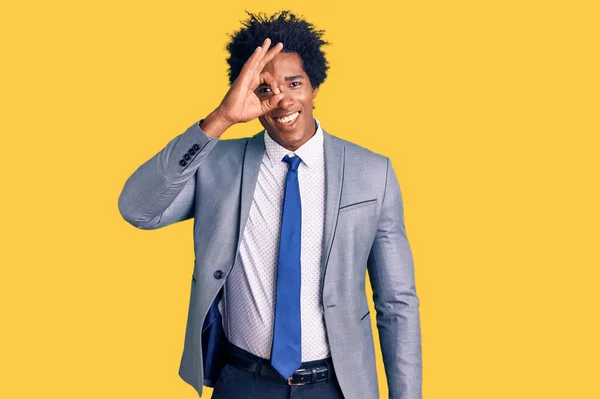 Hombre Afroamericano Guapo Con Pelo Afro Usando Chaqueta Negocios Haciendo —  Fotos de Stock