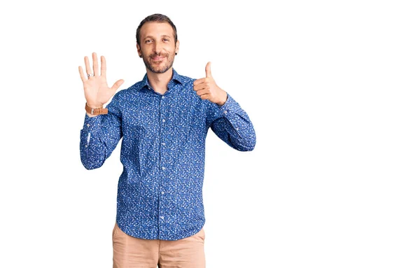 Jonge Knappe Man Draagt Casual Kleding Tonen Wijzen Met Vingers — Stockfoto