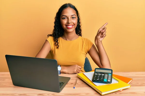 Ung Afrikansk Amerikansk Flicka Arbetar Kontoret Med Laptop Och Miniräknare — Stockfoto