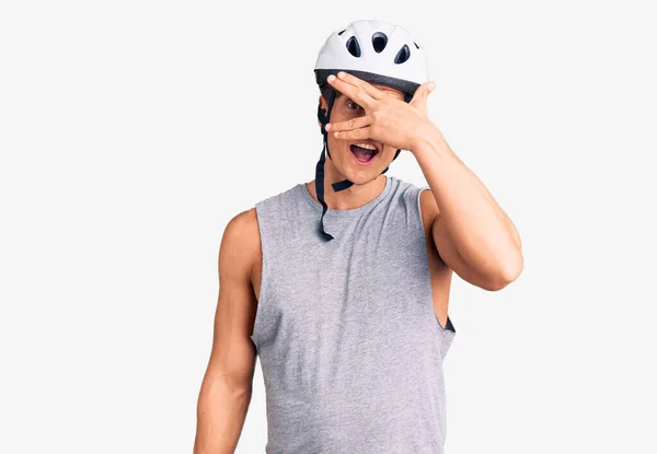 Joven Hombre Guapo Con Casco Bicicleta Asomándose Cara Cubierta Choque —  Fotos de Stock