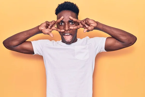 Junger Afrikanisch Amerikanischer Mann Lässiger Kleidung Macht Friedenssymbol Mit Den — Stockfoto
