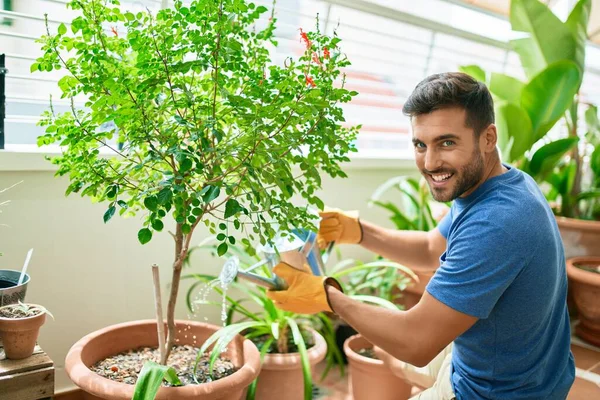 Jonge Knappe Man Lacht Gelukkig Zorgzame Planten Met Behulp Van — Stockfoto