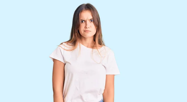 Schöne Kaukasische Frau Trägt Legeres Weißes Shirt Skeptisch Und Nervös — Stockfoto