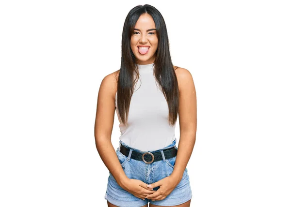 Ung Vacker Latinamerikansk Flicka Bär Casual Kläder Sticker Tungan Glad — Stockfoto