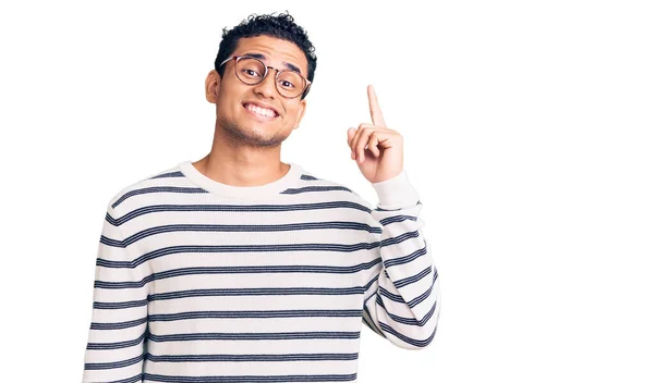 Joven Guapo Hispano Con Ropa Casual Gafas Apuntando Con Dedo — Foto de Stock