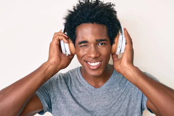 Yakışıklı Afro Saçlı Müzik Dinleyen Kulaklık Takan Kameraya Seksi Bir — Stok fotoğraf