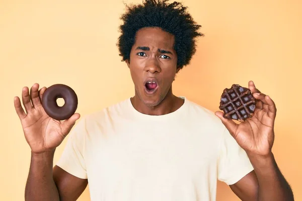 Knappe Afro Amerikaanse Man Met Afro Haar Met Chocolade Donut — Stockfoto