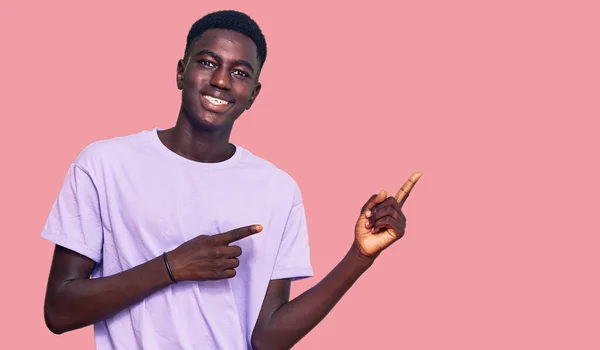 Joven Afroamericano Vestido Con Ropa Casual Sonriendo Mirando Cámara Apuntando — Foto de Stock