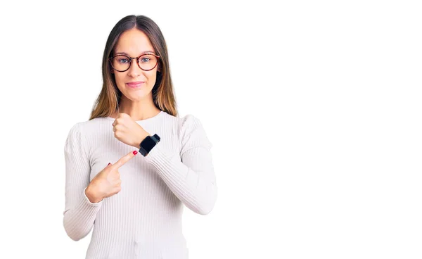 Hermosa Morena Joven Con Suéter Blanco Casual Gafas Prisa Apuntando —  Fotos de Stock