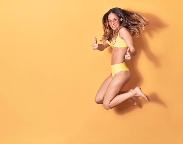 Young Beautiful Girl Wearing Bikini Sunglasses Smiling Happy Jumping Smile — Stock Photo, Image