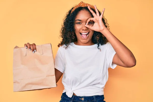 Jovem Afro Americana Segurando Tirar Saco Papel Sorrindo Feliz Fazendo — Fotografia de Stock