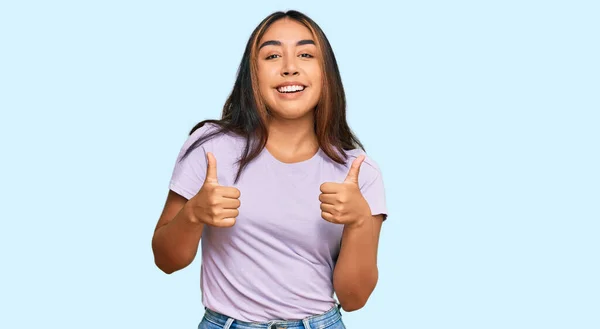 Ung Latinamerikansk Kvinna Bär Casual Kläder Framgång Tecken Gör Positiv — Stockfoto