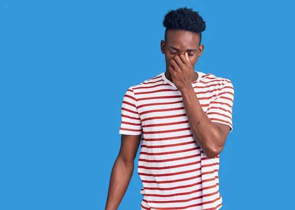 Hombre Afroamericano Joven Usando Ropa Casual Cansado Frotando Nariz Los — Foto de Stock