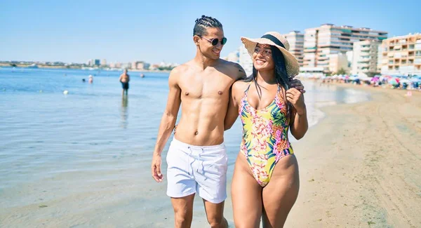 Jovem Casal Latino Vestindo Roupa Banho Sorrindo Feliz Andando Praia — Fotografia de Stock