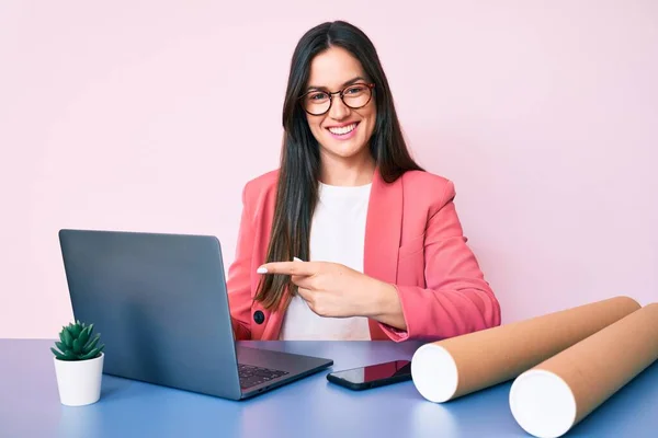 Joven Mujer Caucásica Sentada Escritorio Trabajando Usando Portátil Los Planos — Foto de Stock