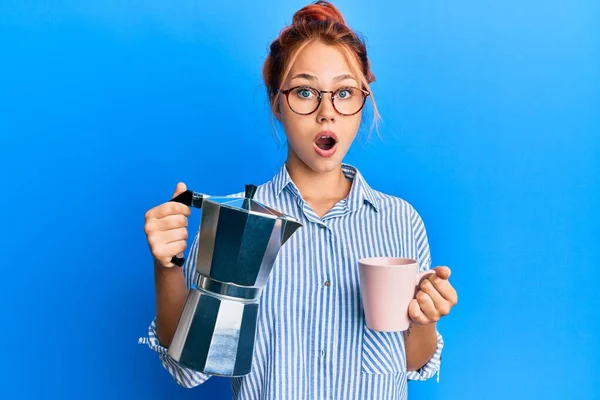 Joven Pelirroja Bebiendo Café Italiano Asustada Conmocionada Con Sorpresa Expresión —  Fotos de Stock