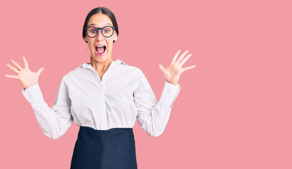 Schöne Brünette Junge Frau Professioneller Kellnerschürze Feiert Verrückt Und Erstaunt — Stockfoto