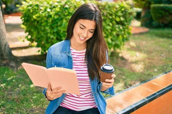 Junge Schöne Hispanische Mädchen Lächelt Glücklich Buch Lesen Und Kaffee — Stockfoto