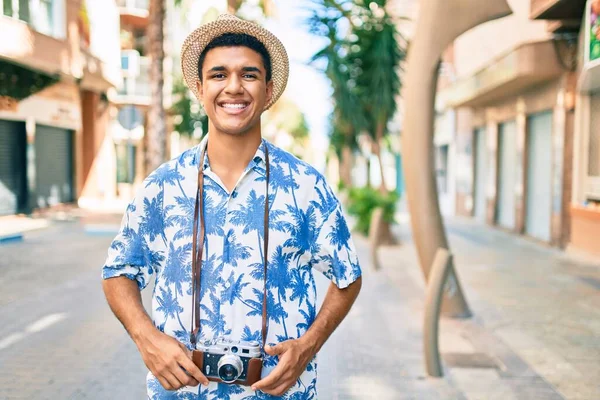 Giovane Arabo Turista Uomo Utilizzando Fotocamera Vintage Piedi Strada Della — Foto Stock