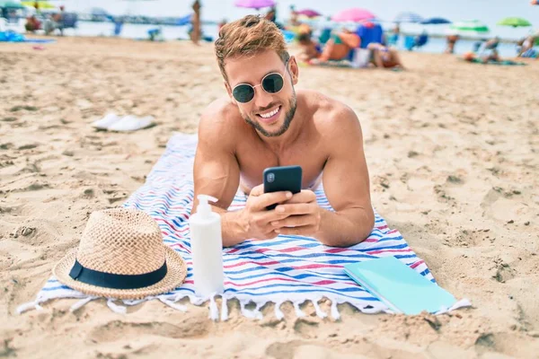 Schöner Fitness Kaukasier Strand Einem Sonnigen Tag Beim Sonnenbaden Auf — Stockfoto