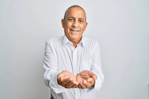 Hombre Mayor Guapo Con Camisa Blanca Casual Sonriendo Con Las —  Fotos de Stock