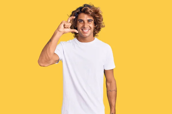 Jeune Homme Hispanique Portant Shirt Blanc Décontracté Geste Souriant Confiant — Photo