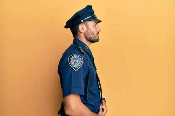 Bonito Homem Hispânico Vestindo Uniforme Policial Olhando Para Lado Relaxar — Fotografia de Stock
