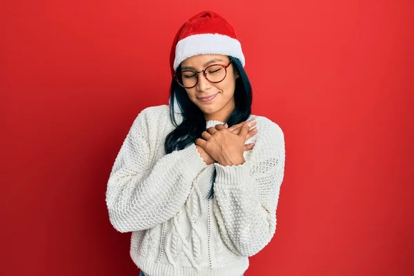 Hermosa Mujer Hispana Con Sombrero Navidad Sonriendo Con Las Manos —  Fotos de Stock
