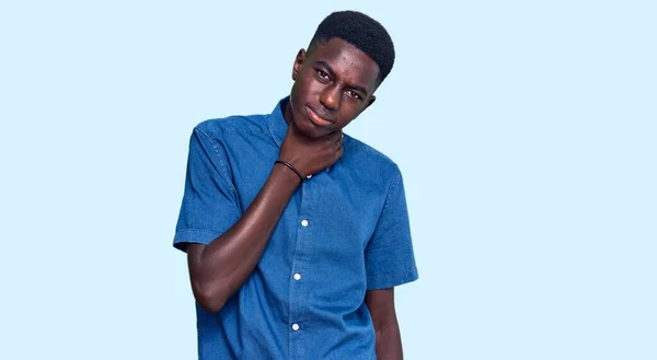 Junger Afrikanisch Amerikanischer Mann Lässiger Kleidung Berührt Schmerzhaften Hals Halsschmerzen — Stockfoto