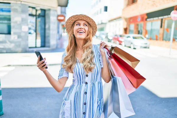 Joven Hermosa Compradora Sonriendo Feliz Las Tiendas Ventas Sosteniendo Bolsas — Foto de Stock