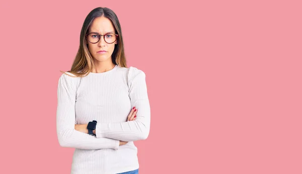 Hermosa Morena Joven Con Suéter Blanco Casual Gafas Escépticas Nerviosas —  Fotos de Stock