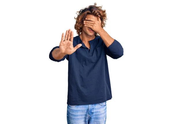 Jovem Hispânico Vestindo Roupas Casuais Cobrindo Olhos Com Mãos Fazendo — Fotografia de Stock