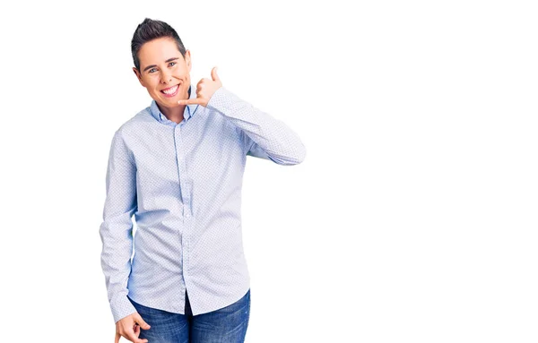 Mujer Joven Con Pelo Corto Con Ropa Negocios Sonriendo Haciendo —  Fotos de Stock