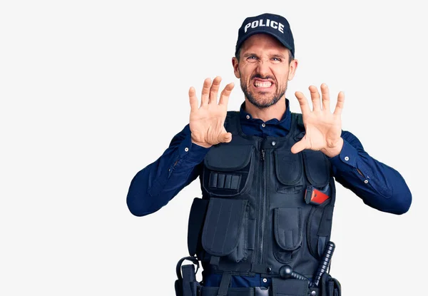 Jovem Bonito Homem Vestindo Polícia Uniforme Sorrindo Engraçado Fazendo Garra — Fotografia de Stock