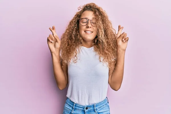 Mooi Kaukasisch Tienermeisje Draagt Wit Shirt Roze Achtergrond Gebaren Vinger — Stockfoto