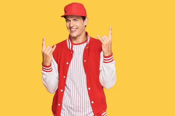 Schöner Kaukasischer Mann Baseball Uniform Mit Verrücktem Gesichtsausdruck Der Rocksymbol — Stockfoto