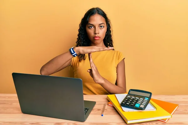 Young African American Girl Working Office Laptop Calculator Doing Time — Stock Photo, Image