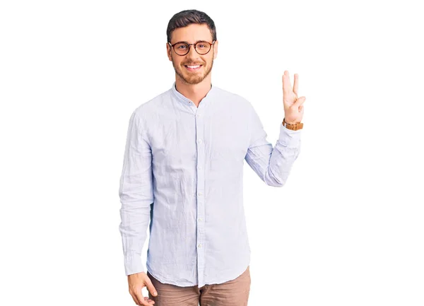 一位英俊的年轻人 身穿典雅的商务衬衫 戴着眼镜 三指一指 面带微笑 自信而快乐 — 图库照片