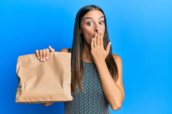 Joven Mujer Hispana Sosteniendo Para Llevar Bolsa Papel Cubriendo Boca —  Fotos de Stock