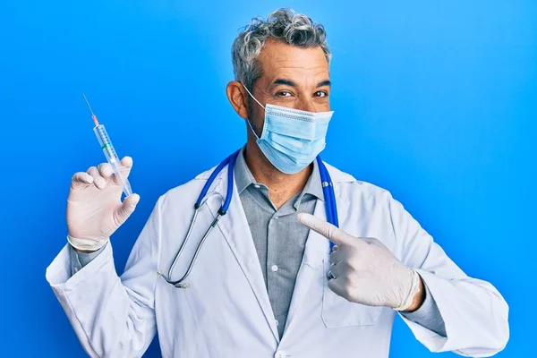 Hombre Pelo Gris Mediana Edad Vistiendo Uniforme Médico Máscara Médica — Foto de Stock