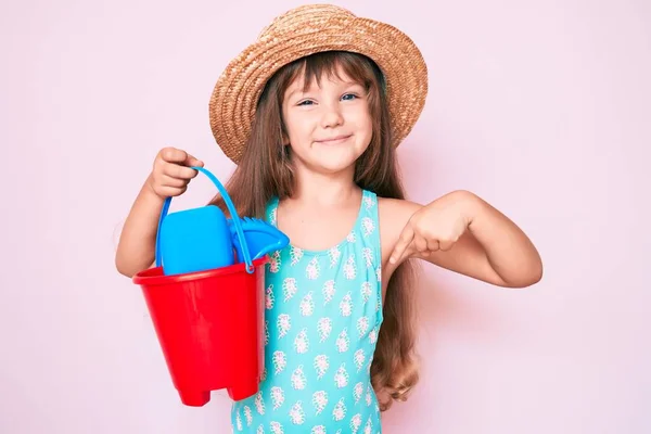 Pequeña Niña Caucásica Con Pelo Largo Jugando Con Pala Verano — Foto de Stock