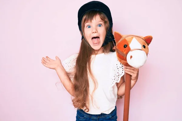 Petite Fille Enfant Caucasienne Avec Des Cheveux Longs Équitation Jouet — Photo