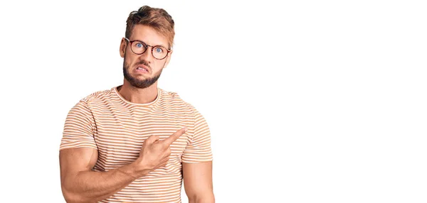 Gündelik Giysiler Gözlük Takan Genç Beyaz Bir Adam Endişeli Endişeli — Stok fotoğraf